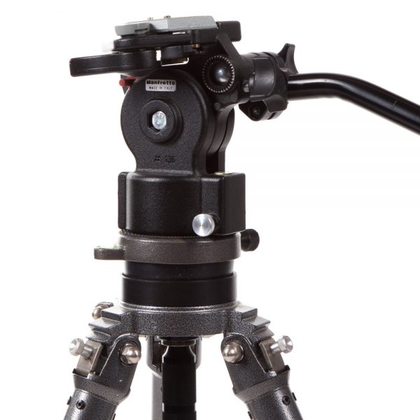 Gitzo G340 Stativbeine mit Manfrotto 136 Videokopf bilden eine stabile Basis für schwere Kameras.