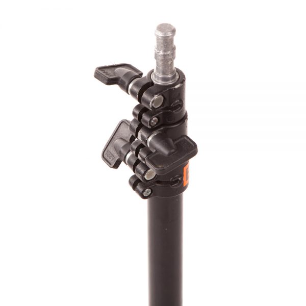 ARRI 050MKA ist ein dreiteiliges Beleuchtungsstativ aus Aluminium mit 16-mm-Zapfen und einer maximalen Höhe von 260 cm.