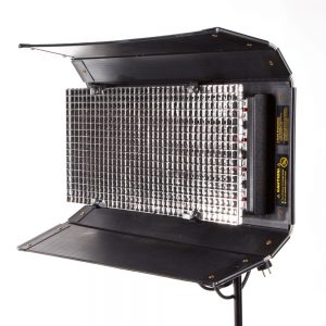 Kino Flo Diva Lite 401, vierröhrige Leuchtstoffleuchte mit Schutzgitter und geöffneten Torblenden.