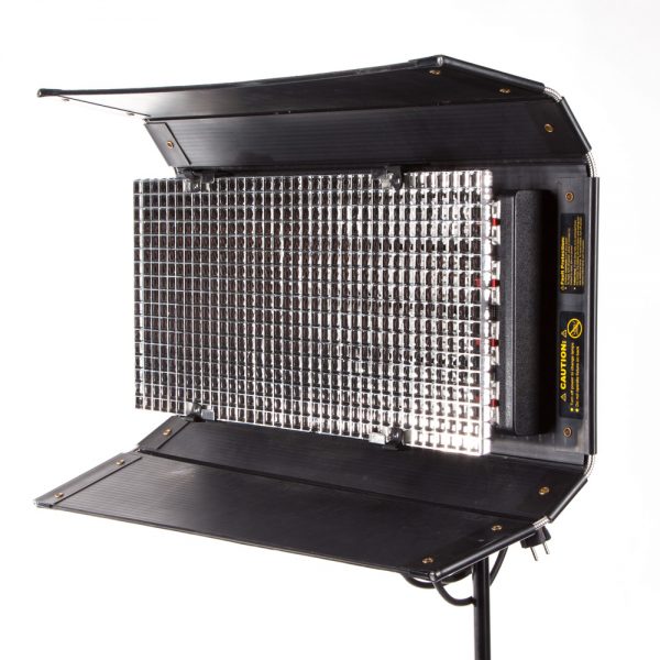 Kino Flo Diva Lite 401, vierröhrige Leuchtstoffleuchte mit Schutzgitter und geöffneten Torblenden.