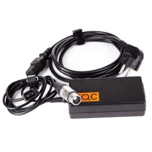 EQC Netzteil liefert 12 V über XLR4-Stecker und D-Tap gleichzeitig für Kamera- und Tonzubehör.