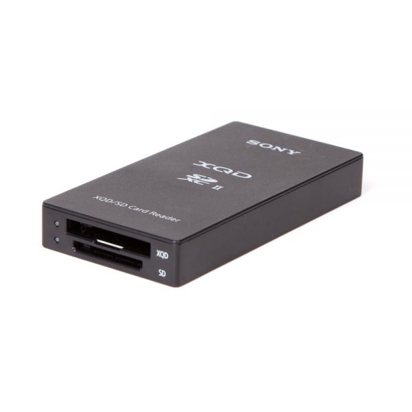Sony MRW-E90 Kartenlesegerät liest sowohl XQD- als auch SD-/SDHC-/SDXC-Speicherkarten.