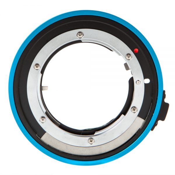 Fotodiox Pro Cine-Adapter mit Nahaufnahme der Kontaktstifte und des Fokus-Bestätigungspunkts.