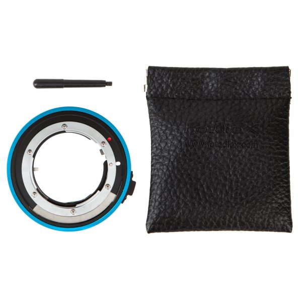 Fotodiox Pro Cine-Adapter mit abnehmbarem Blendenhebel und gepolstertem Aufbewahrungsbeutel.