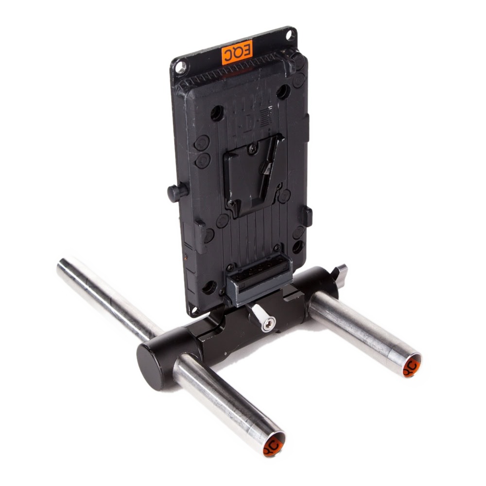IDX V-Mount-Akkuplatte mit 19-mm-Rohrklemme für schwerere Studio-Stützrohrsysteme.