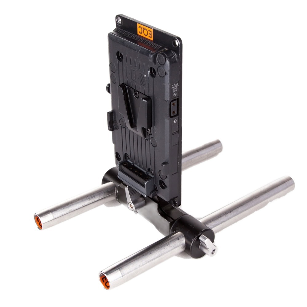 IDX V-Mount-Akkuplatte mit 19-mm-Rohrklemme für schwerere Studio-Stützrohrsysteme.