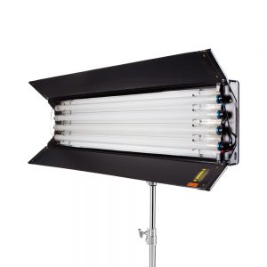Kino Flo 4Bank 4 Feet Tegra, vierröhrige Leuchtstoffleuchte mit offenen Torblenden auf Lichtstativ.