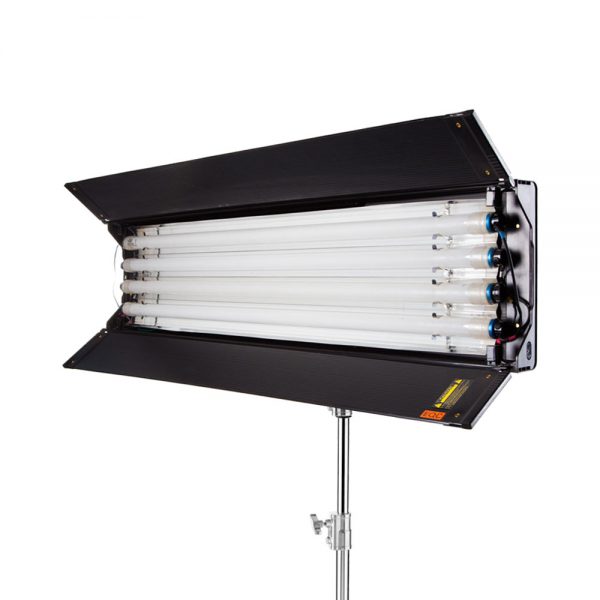 Kino Flo 4Bank 4 Feet Tegra, vierröhrige Leuchtstoffleuchte mit offenen Torblenden auf Lichtstativ.