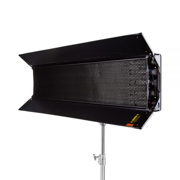 Kino Flo 4Bank 4 Feet Tegra, vierröhrige Leuchtstoffleuchte mit offenen Torblenden auf Lichtstativ.