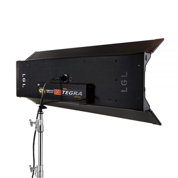 Kino Flo 4Bank 4 Feet Tegra, vierröhrige Leuchtstoffleuchte mit offenen Torblenden auf Lichtstativ.