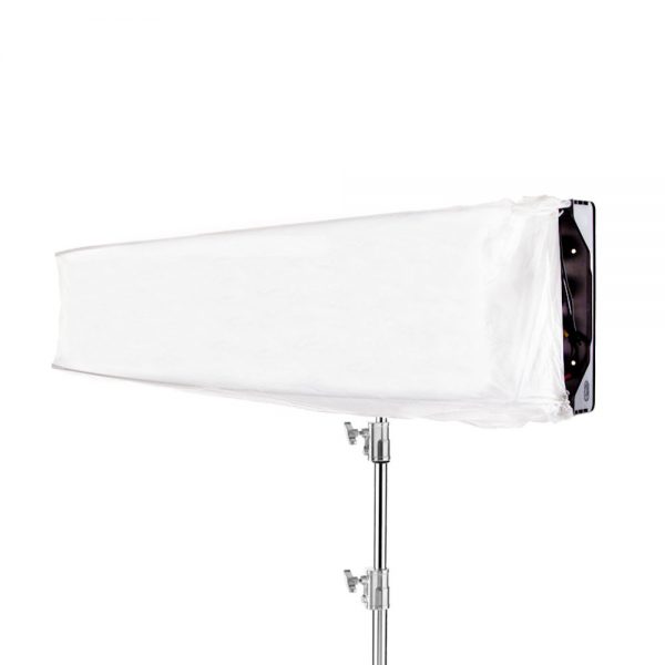 Kino Flo 4Bank 4 Feet Tegra, vierröhrige Leuchtstoffleuchte mit offenen Torblenden auf Lichtstativ.