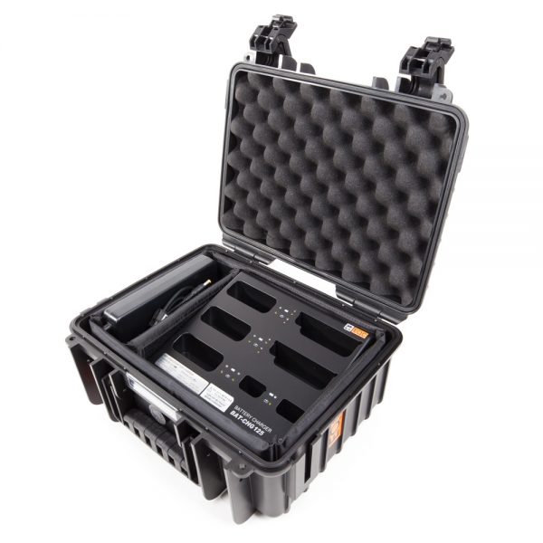LaON BAT-CHG 125 Ladegerät im gepolsterten Transportkoffer mit vier eingesetzten Intercom-Beltpacks.