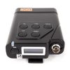 Verbindet den Träger drahtlos mit Basisstation und übrigen Teilnehmern des LaON-LT150-Funk-Intercoms. LaON BP150 Intercom-Beltpack mit seitlichem Anschlussport und kleinem Display in Seitenansicht.