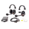 Teil des LaON-LT150-Funk-Intercom-Systems mit Basisstation, Ladestationen und Headsets für die Kommunikation am Set. LaON-Intercom-Basisstation mit zwei Headsets, Anschlusskabel und Ohrhörer im Set.