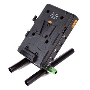Lanparte VBP-01 V-Mount-Akkuplatte mit 15-mm-Rod-Klemme zur Montage am Schulter-Rig.
