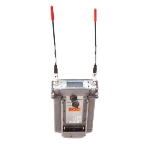 Lectrosonics SRB Dual-Empfänger, Frequenzblock 22, mit zwei Antennen und beleuchtetem LCD-Display.