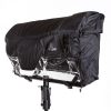 Der Regenschutz wird über die Leuchte gestülpt und mit Riemen fixiert, um sie vor Witterung zu schützen. Litepanels Regenschutz für das Gemini 2x1 LED-Softpanel mit Spannriemen und Litepanels-Logo.