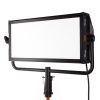 Breite, weiche Lichtquelle mit Vollspektrum-Farbmischung, Effektmodi und DMX-/Bluetooth-Fernsteuerung. Litepanels Gemini 2x1 RGB LED Soft Panel mit RGBWW-Farbmischung und CRI 97 bei Tageslicht.