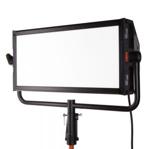 Litepanels Gemini 2x1 RGB LED Soft Panel mit RGBWW-Farbmischung und CRI 97 bei Tageslicht.