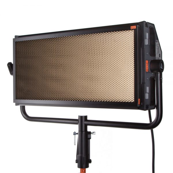 Litepanels Gemini 2x1 RGB LED Soft Panel mit RGBWW-Farbmischung und CRI 97 bei Tageslicht.