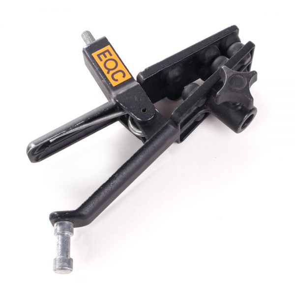 Manfrotto 043 Sky Hook Kroko-Klemme öffnet die Zangenbacken über einen Federmechanismus am Griff.