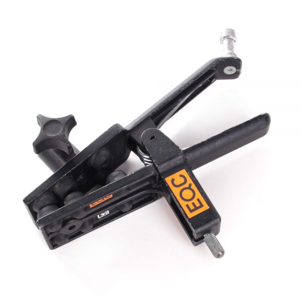 Manfrotto 043 Sky Hook Kroko-Klemme nimmt über eine Buchse mit Rändelknopf Leuchten und Zubehör auf.