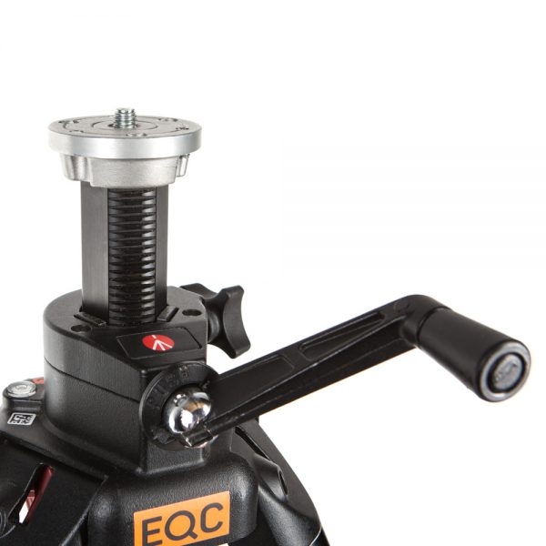 Manfrotto 058B Triaut Stativ verstellt die Höhe über eine Zahnstangen-Mittelsäule mit Kurbelgriff.