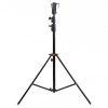 Ein ausklappbares Nivellierbein gleicht unebenen Untergrund aus, geeignet für schwere Studioleuchten. Manfrotto 007BU Senior Lichtstativ aus schwarzem Aluminium erreicht eine Arbeitshöhe von 315 Zentimetern.