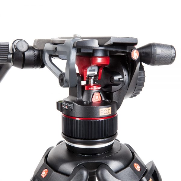 Manfrotto N8 Nitrotech Fluidkopf auf 546B-Stativ mit stufenlosem Gewichtsausgleich bis 8 kg.