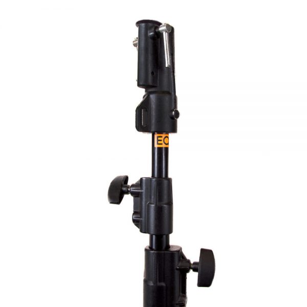 Manfrotto 007BU Senior Lichtstativ nimmt am Kopf sowohl 28-Millimeter-Buchsen als auch 16-mm-Zapfen auf.
