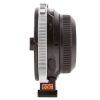 Patentiertes optisches Design mit 7 Elementen in 4 Gruppen von Caldwell Photographic. Metabones BMPCC4K-EF-Speedbooster CINE XL 0.64x in der Seitenansicht mit silbernem Verriegelungsring.