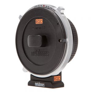 Metabones BMPCC4K-EF-Speedbooster CINE XL 0.64x mit silbernem Verriegelungsring und Beschriftung LOCK/UNLOCK.