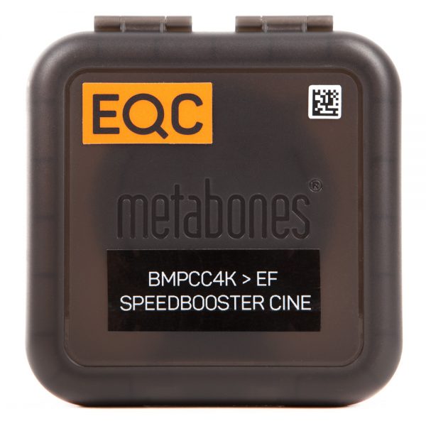 Metabones BMPCC4K-EF-Speedbooster CINE XL 0.64x wird in einer grauen Box mit Modellbezeichnung geliefert.