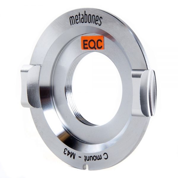 Metabones MFT-C-Mount-Adapter aus Metall zeigt die Gravur „C mount – M43“ auf dem silbernen Ring.