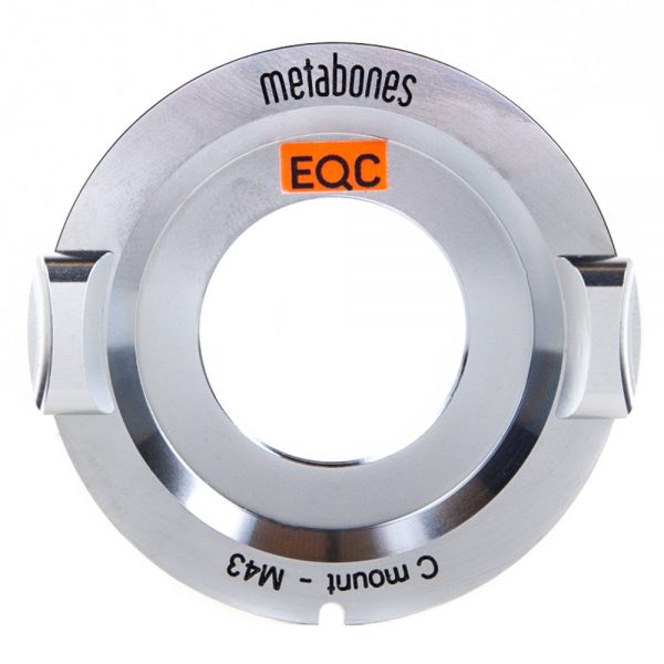 Metabones MFT-C-Mount-Adapter mit Blick auf die Rückseite und den weiten Kameramount-Durchgang.