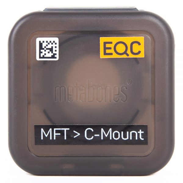 Metabones MFT-C-Mount-Adapter wird in einer grauen Box mit Modellbezeichnung aufbewahrt.