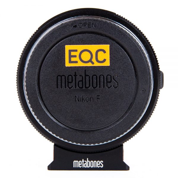 Metabones MFT-F-Speedbooster XL 0.64x zeigt frontal den Nikon-F-Bajonettdeckel mit EQC-Kennzeichnung.