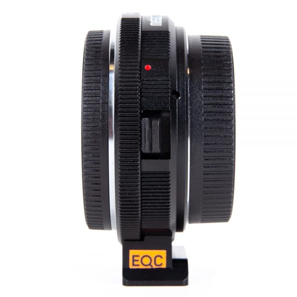 Metabones MFT-F-Speedbooster XL 0.64x in der Seitenansicht mit doppeltem Griffring.