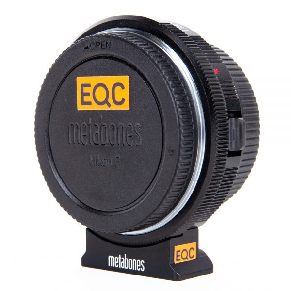 Metabones MFT-F-Speedbooster XL 0.64x mit Nikon-F-Bajonettdeckel und integriertem Blendenring.