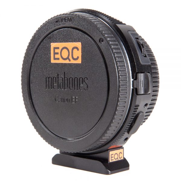 Metabones MFT-T-EF-Speedbooster XL 0.64x MkII mit Canon-EF-Bajonettdeckel und Stativfuß.