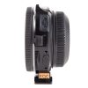 Gewinnt rund 1⅓ Blendenstufen Licht und steuert die Objektivblende kameraseitig. Metabones MFT-T-EF-Speedbooster XL 0.64x MkII zeigt seitlich einen USB-Anschluss und einen Schalter.