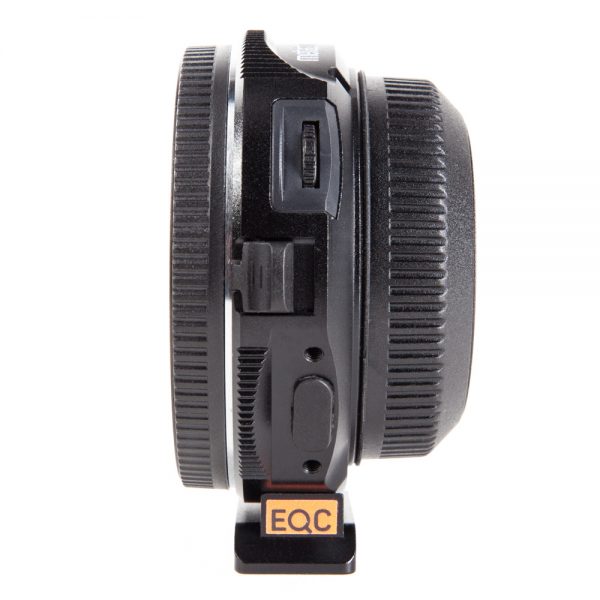 Metabones MFT-T-EF-Speedbooster XL 0.64x MkII zeigt seitlich einen USB-Anschluss und einen Schalter.