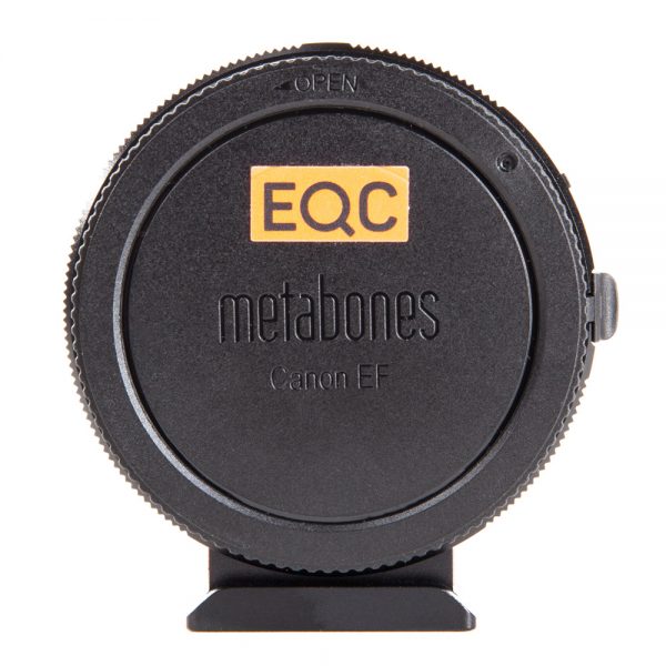 Metabones MFT-T-EF-Speedbooster XL 0.64x MkII zeigt frontal den geschlossenen Canon-EF-Bajonettdeckel.