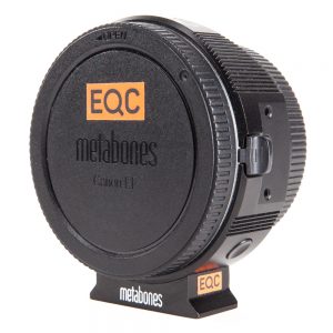 Metabones Sony-E-EF-Smart-Adapter mit verchromtem Messingbajonett und Canon-EF-Bajonettdeckel.