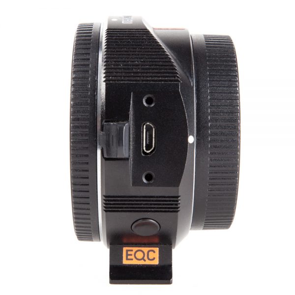 Metabones Sony-E-EF-Smart-Adapter zeigt seitlich einen USB-Anschluss und einen roten Schalter.
