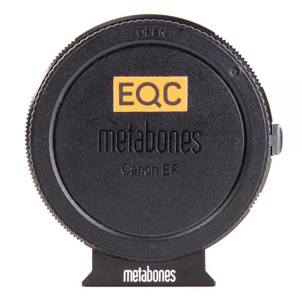 Metabones Sony-E-EF-Smart-Adapter zeigt frontal den geschlossenen Canon-EF-Bajonettdeckel.