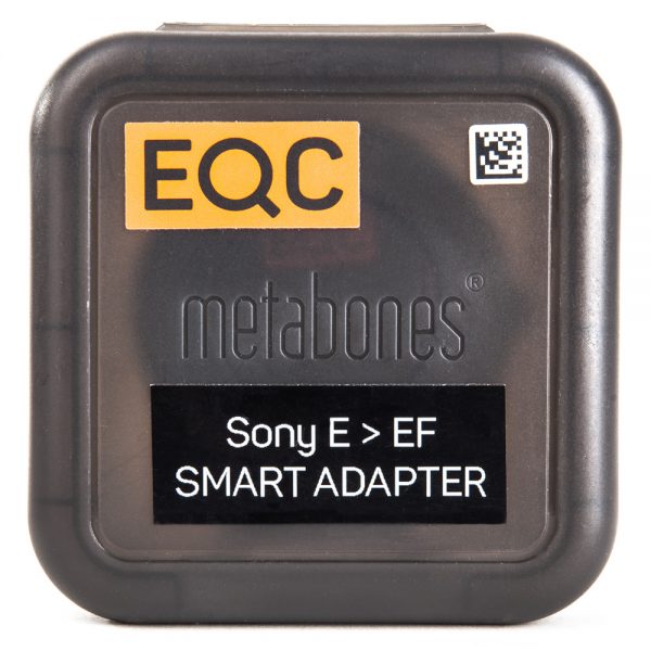 Metabones Sony-E-EF-Smart-Adapter wird in grauer Box mit Modellbezeichnung geliefert.