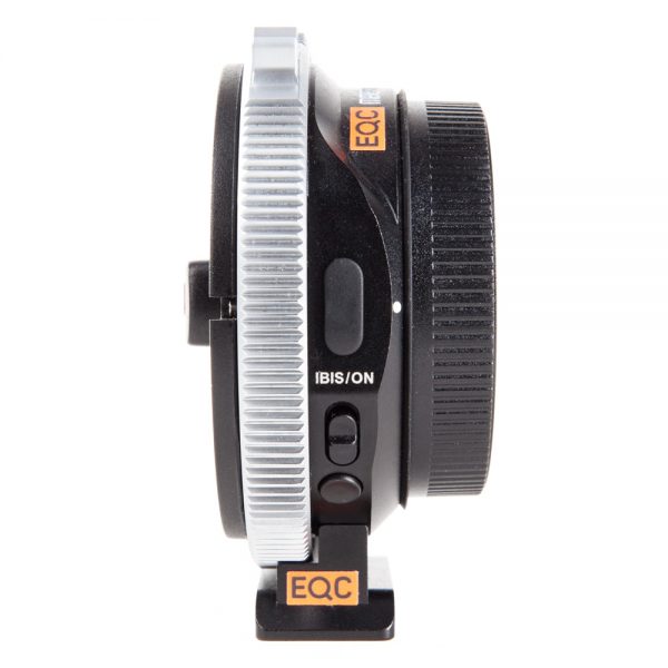 Metabones Sony-E-EF-Speedbooster CINE ULTRA zeigt seitlich den Schalter mit Beschriftung IBIS/ON.