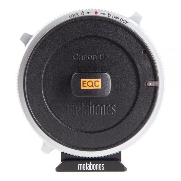 Metabones Sony-E-EF-Speedbooster CINE ULTRA zeigt frontal den geschlossenen Canon-EF-Bajonettdeckel.