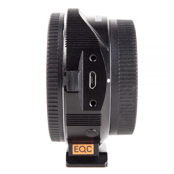 Metabones Sony-E-EF-Speedbooster ULTRA zeigt seitlich einen USB-Anschluss und einen Schalter.